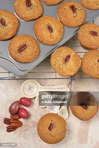 une douzaine de banane noix de pécan des muffins tout juste sortis du four au comptoir en marbre - muffin à la banane photos et images de collection