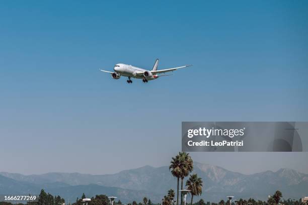 flight landing in los angeles - lax airport - aeroplanes stock pictures, royalty-free photos & images