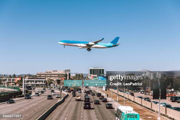 flight landing in los angeles - lax airport - lax airport stock pictures, royalty-free photos & images