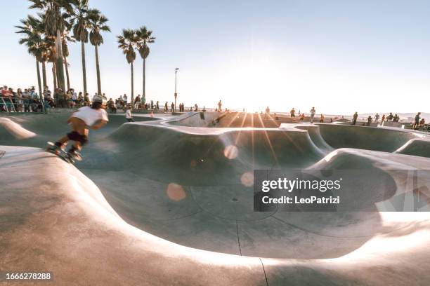 skatepark al atardecer junto a la playa - monopatín artículos deportivos fotografías e imágenes de stock