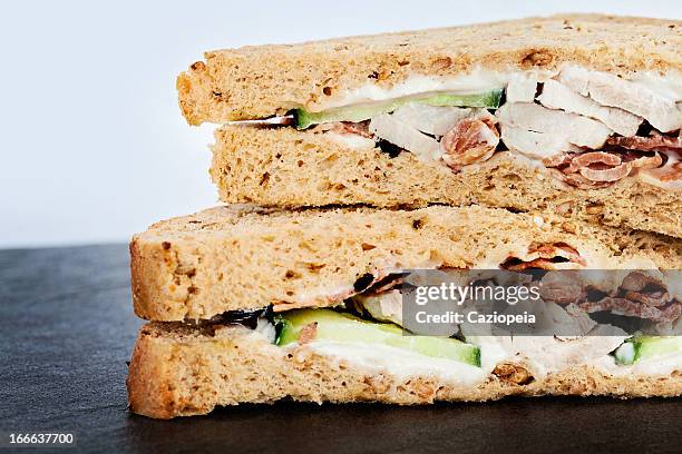 sándwich de ensalada de pollo y tocino detalles - bocadillo de beicon lechuga y tomate fotografías e imágenes de stock