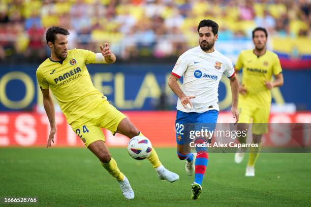 Alfonso Pedraza of Villarreal CF is challenged by Ilkay Gundogan of FC Barcelona during the LaLiga EA Sports match between Villarreal CF and FC...