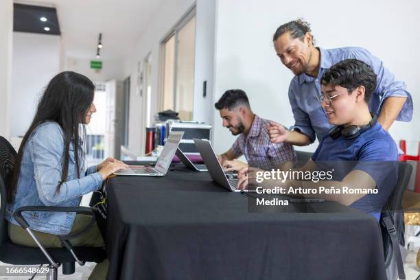 teacher gives computer classes to his students - college students computer lab stock pictures, royalty-free photos & images