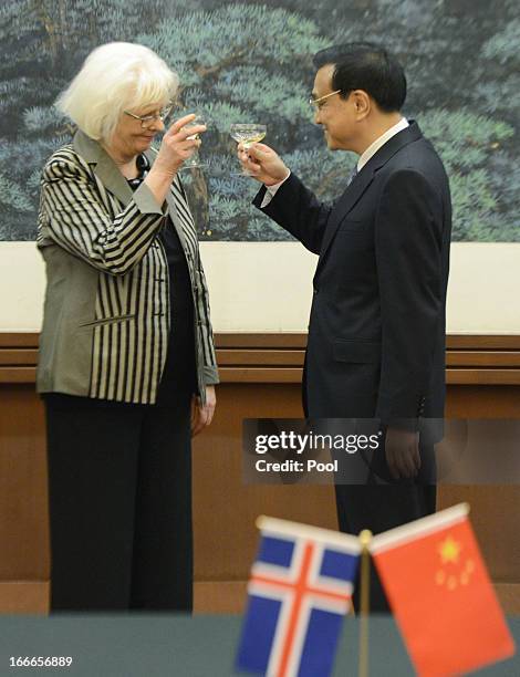 Iceland's Prime Minister Johanna Sigurdardottir and Chinese Premier Li Keqiang raise a toast during a signing ceremony at the Great Hall of the...