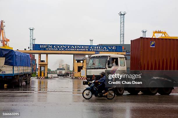 Police Container Terminal Vietnam International Container Terminal Photos and Premium High Res ...