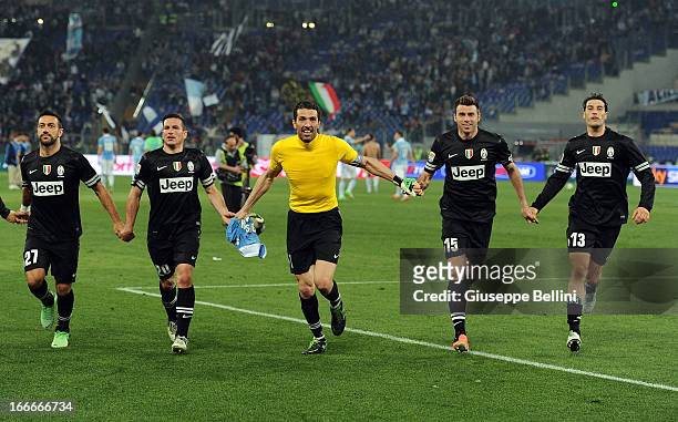 Fabio Quagliarella, Simone Padoin, Gianluigi Buffon, Andrea Barzagli and Federico Peluso of Juventus celebrate their victory after the Serie A match...