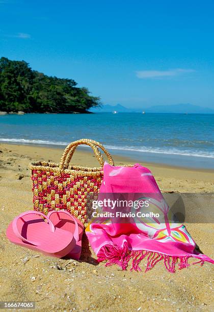 beach bag on sandy beach - sarong imagens e fotografias de stock