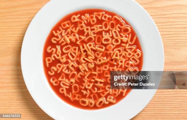 close up of alphabetic spaghetti - sopa imagens e fotografias de stock