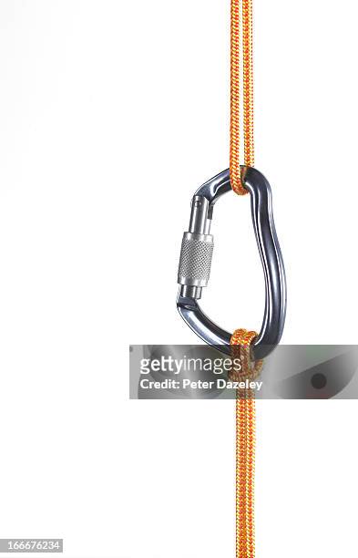 orange climbing rope connected by karabiner - dinge die zusammenpassen stock-fotos und bilder