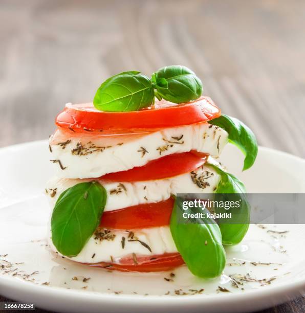 ensalada caprese - mozzarella fotografías e imágenes de stock