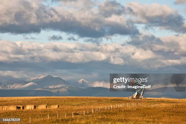 bohrinsel in alberta im herbst - provinz alberta stock-fotos und bilder