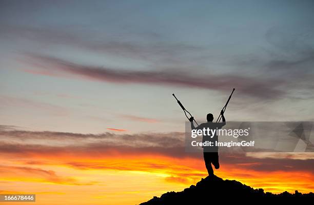 silhouette eines amputiert mit krücken hoch - schmerzfrei stock-fotos und bilder