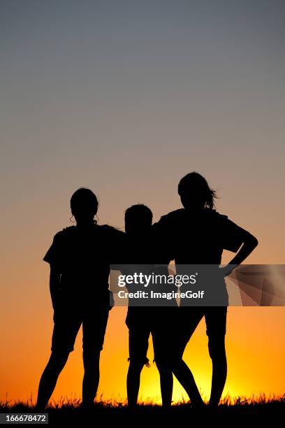 tres niños en puesta de sol - three people fotografías e imágenes de stock