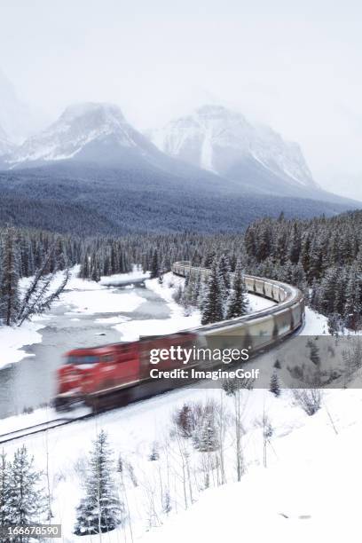 red train de passer à travers les rocheuses - article de presse photos et images de collection