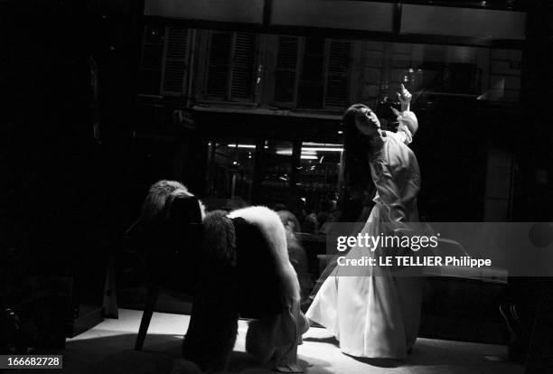 Close-Up Of Sonia Petrovna. Le 25 octobre 1972, la danseuse et actrice Sonia PETROVNA essaye une robe longue avec un haut à manches longues, en...