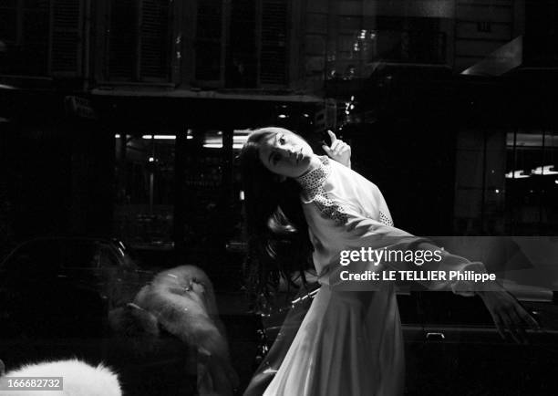 Close-Up Of Sonia Petrovna. Le 25 octobre 1972, la danseuse et actrice Sonia PETROVNA essaye une robe longue avec un haut à manches longues, en...