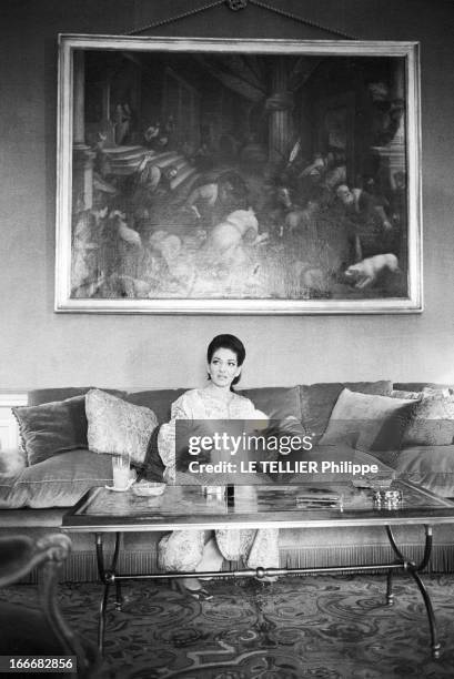 Rendezvous With Maria Callas At Home In Paris. Le 08 mai 1969, la cantatrice Maria CALLAS, souriante, en robe d'intérieur, chez elle, dans son...