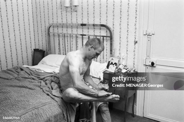 49Th Tour De France 1962. Le 49ème Tour de France 1962 . Dans sa chambre d'hôtel, le coureur cycliste allemand Rudi ALTIG, maillot jaune du Tour,...