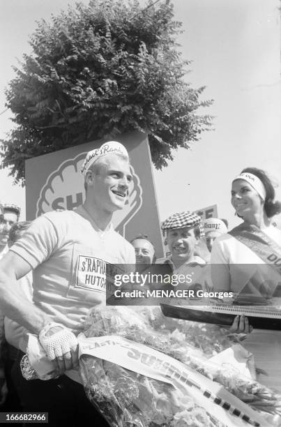 49Th Tour De France 1962. Le 49ème Tour de France 1962 . A l'arrivée d'une étape, le coureur allemand Rudi ALTIG, maillot jaune, de l'équipe de...