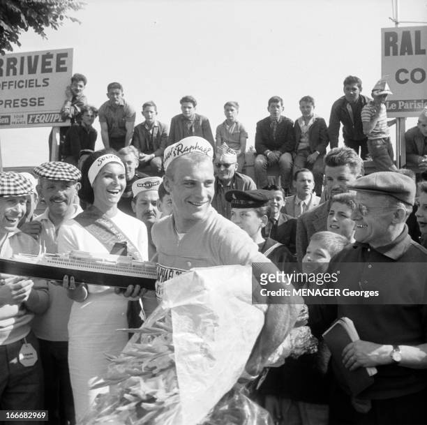 49Th Tour De France 1962. Le 49ème Tour de France 1962 . A l'arrivée d'une étape, le coureur allemand Rudi ALTIG, maillot jaune, de l'équipe de...