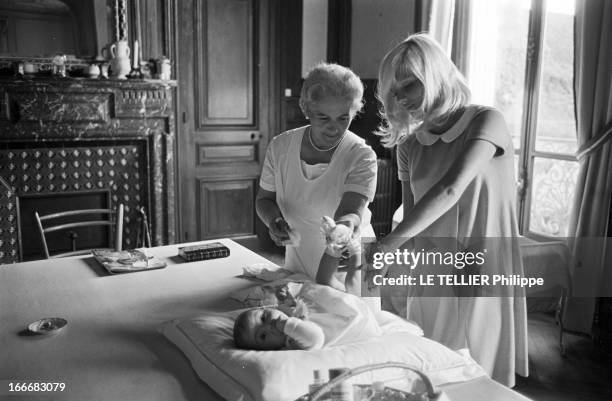 Sylvie Vartan, Future Mom. En mai 1966, Sylvie VARTAN, chez elle, au château de Gagny à Loconville dans l'Oise. Elle sera maman dans trois mois et...