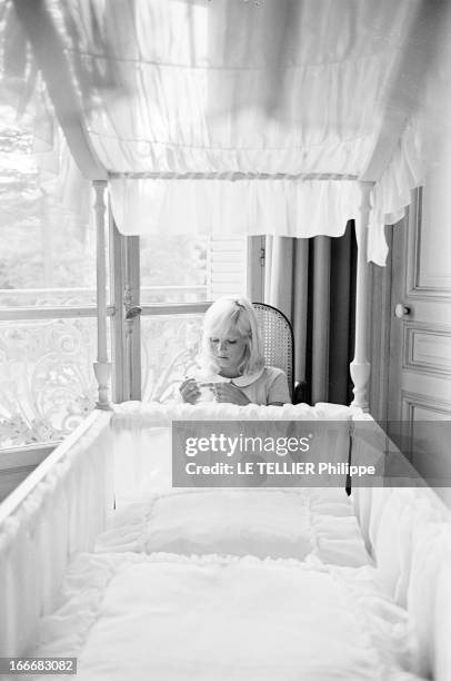 Sylvie Vartan, Future Mom. En mai 1966, Sylvie VARTAN, chez elle, au château de Gagny à Loconville dans l'Oise. Elle sera maman dans trois mois et...
