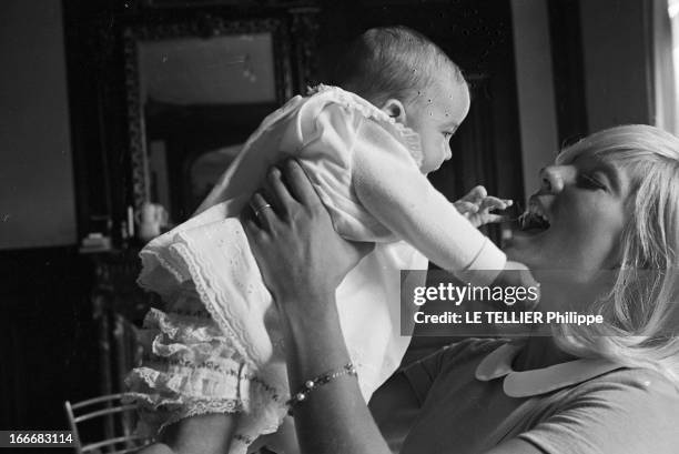 Sylvie Vartan, Future Mom. En mai 1966, Sylvie VARTAN, chez elle, au château de Gagny à Loconville dans l'Oise. Elle sera maman dans trois mois et...