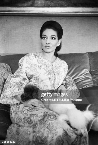 Rendezvous With Maria Callas At Home In Paris. Le 08 mai 1969, la cantatrice Maria CALLAS, en robe d'intérieur, chez elle, dans son appartement à...