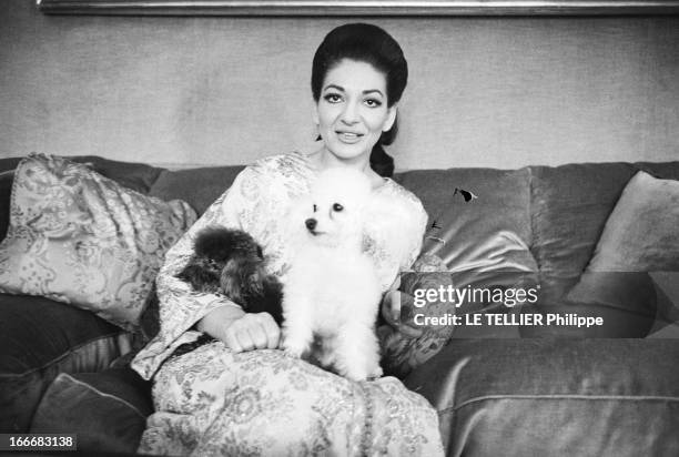 Rendezvous With Maria Callas At Home In Paris. Le 08 mai 1969, la cantatrice Maria CALLAS, souriante, en robe d'intérieur, chez elle, dans son...