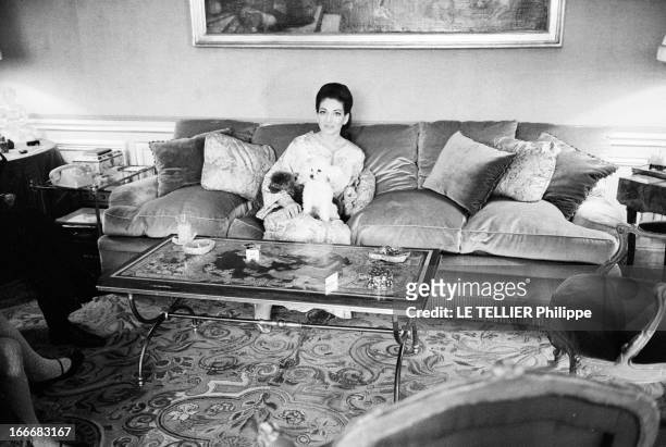 Rendezvous With Maria Callas At Home In Paris. Le 08 mai 1969, la cantatrice Maria CALLAS, souriante, en robe d'intérieur, chez elle, dans son...