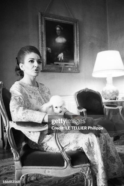 Rendezvous With Maria Callas At Home In Paris. Le 08 mai 1969, la cantatrice Maria CALLAS, en robe d'intérieur, chez elle, dans son appartement à...