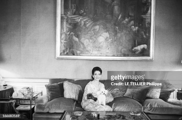 Rendezvous With Maria Callas At Home In Paris. Le 08 mai 1969, la cantatrice Maria CALLAS, souriante, en robe d'intérieur, chez elle, dans son...