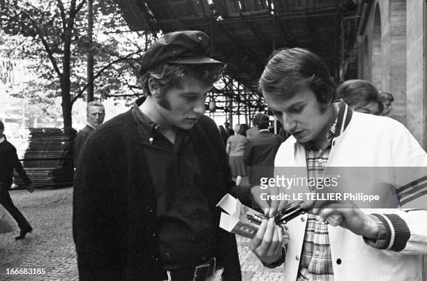 Johnny Hallyday In Czechoslovakia. En Tchécoslovaquie, le 3 juillet 1966, Johnny HALLYDAY, avec une casquette, lors de sa tournée, avec un homme non...