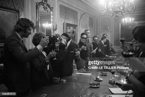 Johnny Hallyday In Czechoslovakia. En Tchécoslovaquie, le 3 juillet 1966, Johnny HALLYDAY et des journalistes qui l'interrogent, au ministère de la...