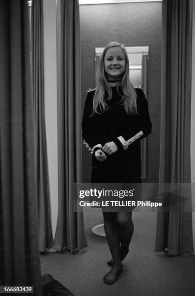 Rendezvous With Delphine Desyeux. 28 novembre 1967, Delphine DESYEUX est actrice, danseuse et chorégraphe française. Ici dans une cabine d'essayage,...