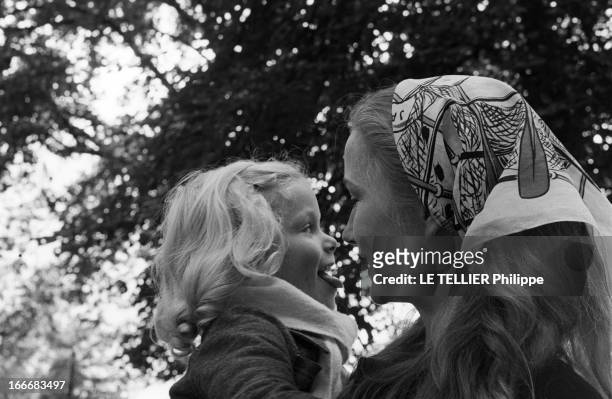 Rendezvous With Brigitte Fossey And Daughter Marie. France, 18 septembre 1972, l'actrice française Brigitte FOSSEY présente sa fille Marie âgée de 4...