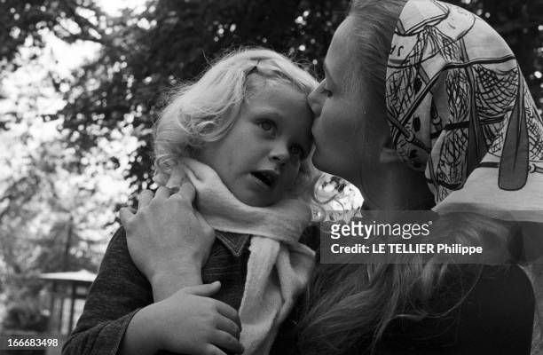 Rendezvous With Brigitte Fossey And Daughter Marie. France, 18 septembre 1972, l'actrice française Brigitte FOSSEY présente sa fille Marie âgée de 4...