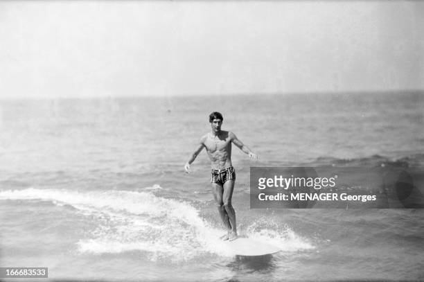 Biarritz. Biarritz- 23 Août 1961- Loisirs: un surfeur sur une vague.