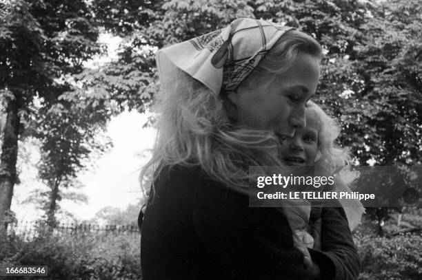 Rendezvous With Brigitte Fossey And Daughter Marie. France, 18 septembre 1972, l'actrice française Brigitte FOSSEY présente sa fille Marie âgée de 4...