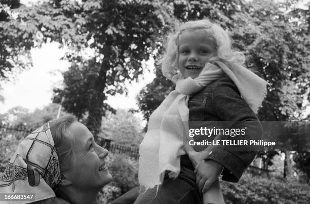 Rendezvous With Brigitte Fossey And Daughter Marie. France, 18 septembre 1972, l'actrice française Brigitte FOSSEY présente sa fille Marie âgée de 4...