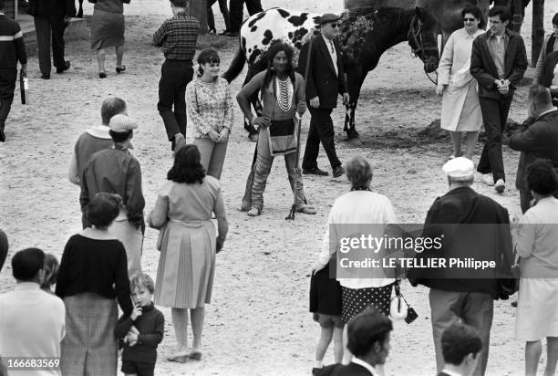 Ranches For Tourism And Recreation In France. En France, le 20 juin 1966, dans un ranch reconstitué à Etrechy en Essonne, une femme pose à coté d'un...