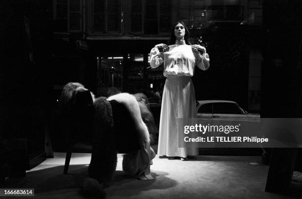 Close-Up Of Sonia Petrovna. Le 25 octobre 1972, la danseuse et actrice Sonia PETROVNA essaye une robe longue avec un haut à manches longues dans la...