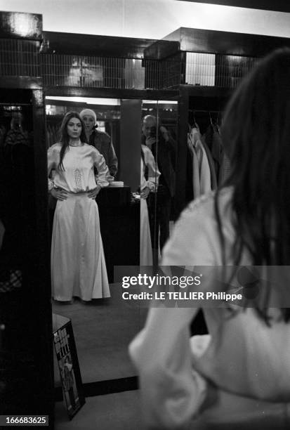 Close-Up Of Sonia Petrovna. Le 25 octobre 1972, la danseuse et actrice Sonia PETROVNA essaye une robe longue avec un haut à manches longues, et se...
