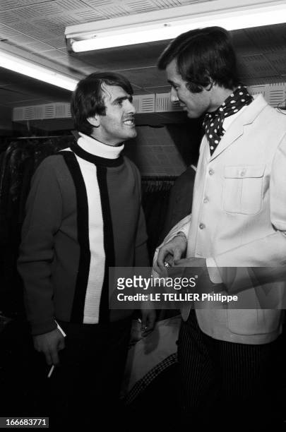 Winter 1965 Men Fashion In London. En Grande-Bretagne, à Londres, dans un magasin de mode du quartier de Carnaby, des jeunes hommes font des...