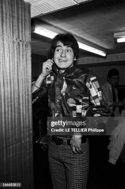 Winter 1965 Men Fashion In London. En Grande-Bretagne, à Londres, dans un magasin de mode du quartier de Carnaby, un jeune homme en pantalon etroit à...