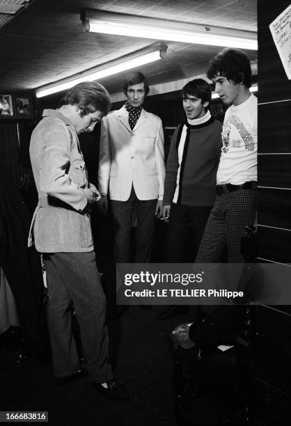 Winter 1965 Men Fashion In London. En Grande-Bretagne, à Londres, dans un magasin de mode du quartier de Carnaby, des jeunes hommes font des...