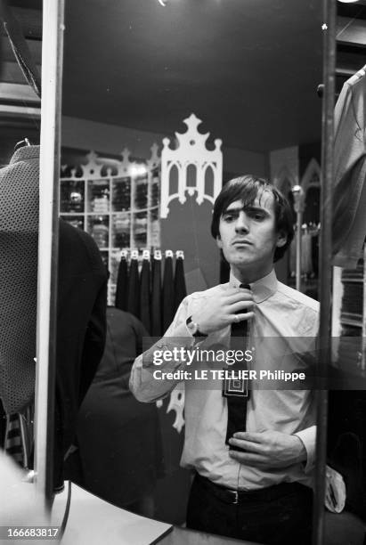 Winter 1965 Men Fashion In London. En Grande-Bretagne, à Londres, dans un magasin de mode du quartier de Carnaby, un jeune hommes en chemise essaie...