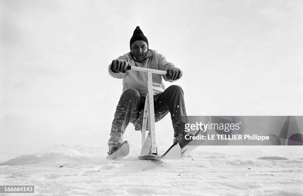 The Snow Bicycle. En Suisse, à Crans-Montana, 17 février 1967, sur une piste de ski, l'acteur Lino VENTURA conduit un ski-bob dans la montagne...