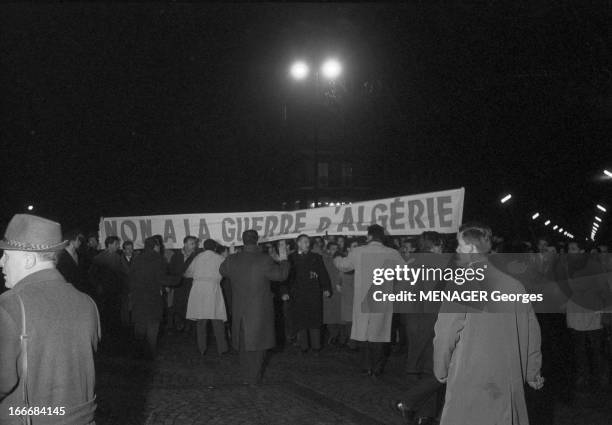 Anti-Oas Demonstration. Paris- 20 décembre 1961-Place de la Bastille, lors de la manifestation anti-OAS à l'appel des syndicats CGT, CFTC et UNEF, un...