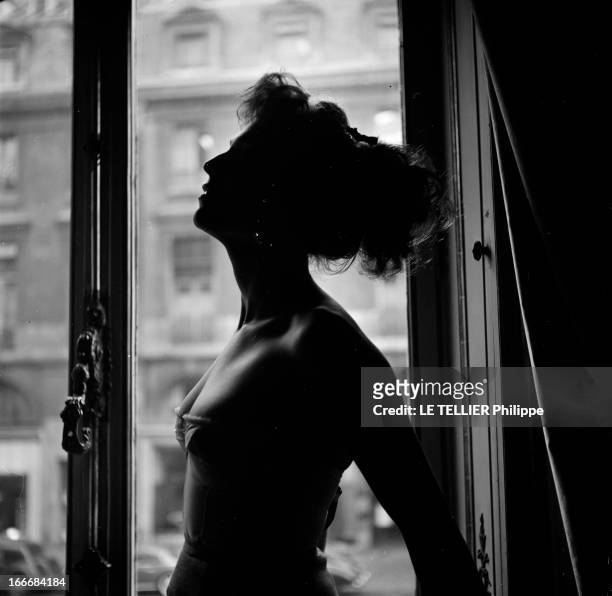 The Long-Line Bra. En 1956, silhouette de profil en contre jour d'une jeune femme portant un sous vêtement bustier à balconnet.